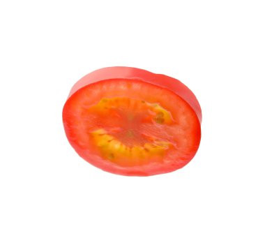 Olgun domatesin yarısı beyaza izole edilmiş.