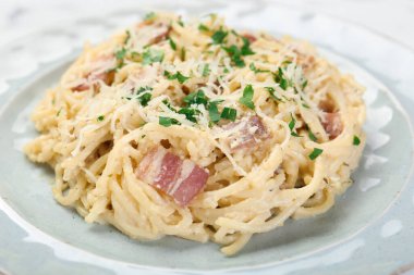 Pastırmalı Carbonara makarnası, yakın plan.