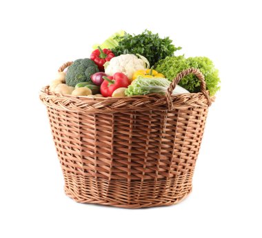 Hasır sepetteki farklı taze sebzeler beyaza izole edilmiş.