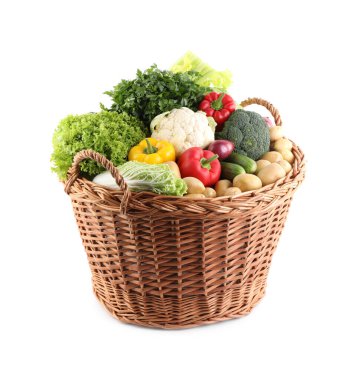 Hasır sepetteki farklı taze sebzeler beyaza izole edilmiş.