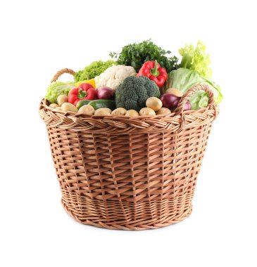 Hasır sepetteki farklı taze sebzeler beyaza izole edilmiş.