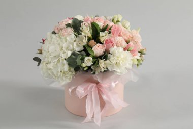 Gri zemin üzerine güzel çiçekler buket