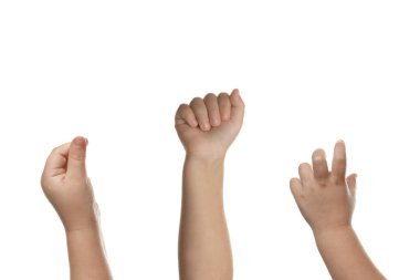 Beyaz arka planda ellerini gösteren çocuklar, yakın plan