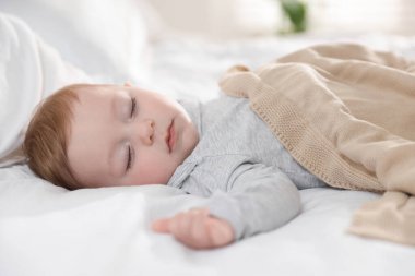 Evdeki yatakta uyuyan tatlı bir bebek.