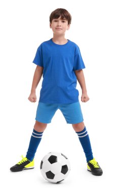 Beyaz arka planda futbol topu olan bir futbolcu