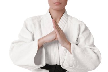 Kimonolu karate dövüşçüsü beyazlar içinde izole edilmiş, yakın plan.