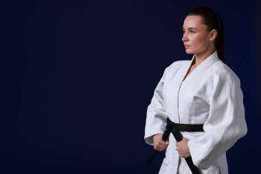 Karanlık arka planda kimonolu karate dövüşçüsü, metin için boşluk