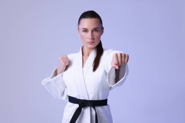 Kimonolu karate dövüşçüsü.