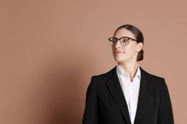 Kahverengi arkaplanda gözlüklü bankacının portresi, metin için boşluk
