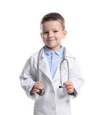 Steteskoplu küçük çocuk beyaz arka planda doktor gibi davranıyor. Geleceğin mesleğini hayal etmek