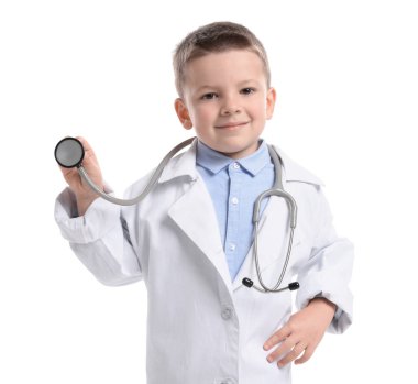 Steteskoplu küçük çocuk beyaz arka planda doktor gibi davranıyor. Geleceğin mesleğini hayal etmek