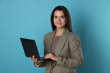 Açık mavi arkaplanda dizüstü bilgisayarı olan bir bankacı