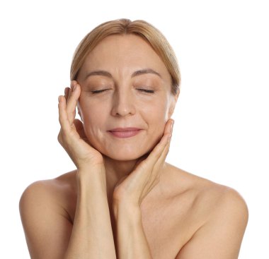 Güzel bir kadın beyaz arka planda yüz masajı yapıyor.