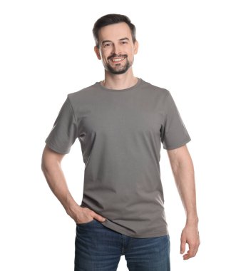 Beyaz arka planda gri tişörtlü adam. Tasarım için model