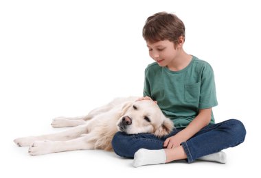 Beyaz arka planda sevimli köpeği olan bir çocuk.