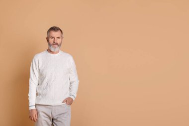 Bej arka planda yaşlı bir adamın portresi, metin için boşluk