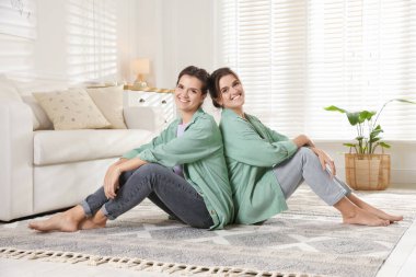 Evdeki güzel ikiz kız kardeşlerin portresi