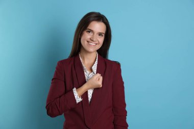 Açık mavi arka planda söz veren bir kadın. Yemin jesti