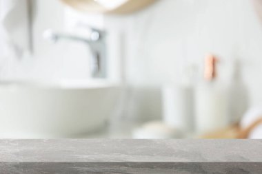 Banyodaki boş masa, bulanık arka plan. Tasarım için boşluk