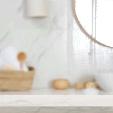 Banyodaki boş masa, bulanık arka plan. Tasarım için boşluk