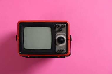 Pembe arka planda Retro TV seti, üst manzara. Metin için boşluk