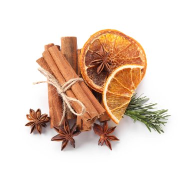 Farklı aromatik baharatlar, beyaza izole edilmiş, üst manzara. Noel sezonu
