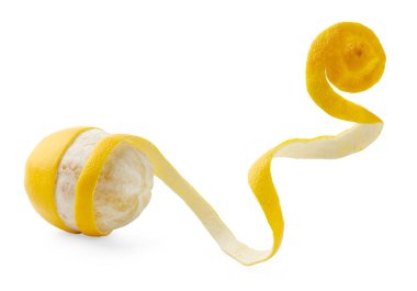Taze limon kabuğu ve beyaz üzerine izole edilmiş meyve.