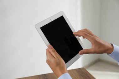 Ofiste tablet kullanan bir iş adamı, yakın plan. Modern teknoloji