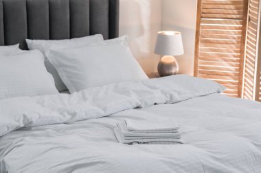 Temiz çarşafları ve yastıkları olan rahat bir yatak.