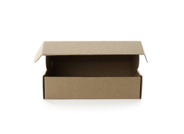 Beyazda izole edilmiş boş karton kutuyu aç. Tasarım için model