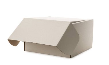 Beyaza izole edilmiş boş bir karton kutu. Tasarım için model