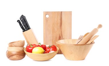 Farklı mutfak aletleri ve beyaza izole edilmiş ürünler