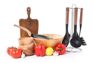 Farklı mutfak aletleri ve beyaza izole edilmiş ürünler