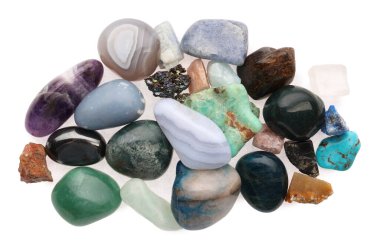 Farklı doğal mineral taşları yığını beyaz, üst görünümde izole