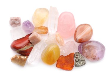 Farklı doğal mineral taşları yığını beyaz, üst görünümde izole