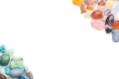 Beyaza izole edilmiş farklı doğal mineral taşları.