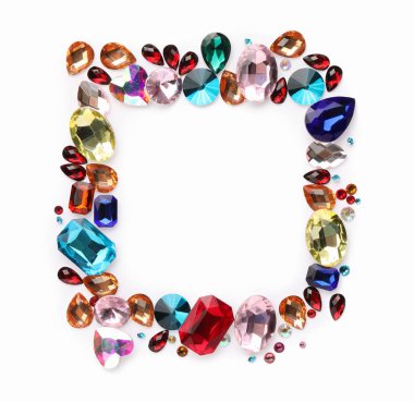 Beyaz arka planda, düz zeminde farklı parlak değerli taşların çerçevesi. Metin için boşluk