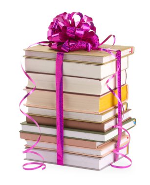 Mor yaylı kitap yığını beyaza izole edilmiş bir hediye olarak.