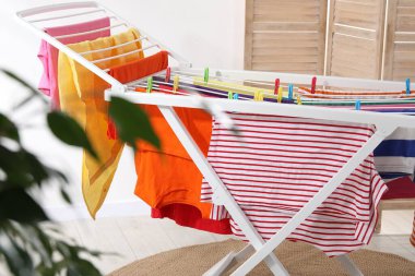 Evde temiz çamaşırlarla kuru askı, yakın çekim.