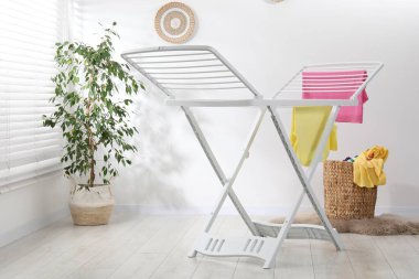 Evde temiz çamaşırlarla kuru askı.