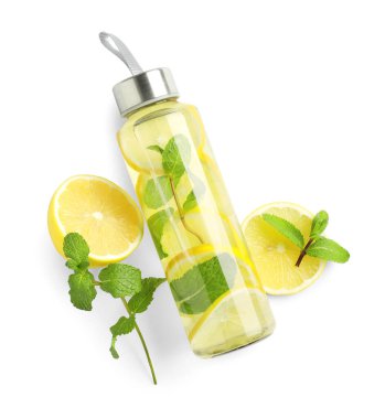 Şişe içinde naneli limon suyu, taze meyve ve yapraklar beyaza izole edilmiş, üst manzara