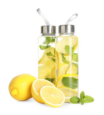 Şişe içinde naneli limon suyu ve beyaz üzerine izole edilmiş taze meyve.