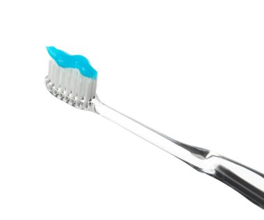 Havada izole edilmiş diş macunlu bir diş fırçası.