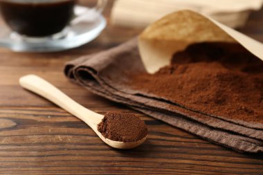 Kağıt filtre ve öğütülmüş kahve ahşap masada, yakın plan.