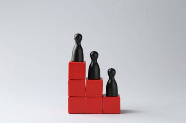 Rekabet konsepti. Işık arkaplanına karşı merdivendeki insan figürleri