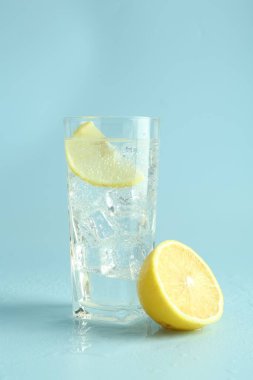 Limonlu soda ve açık mavi arka planda buzlu cam.