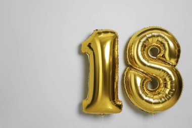 Reşit olma partisi - 18. yaş günü. Açık gri arkaplandaki balonların sayısı, metin için boşluk