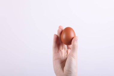 Arka planda çiğ yumurta tutan kadın, yakın plan. Metin için boşluk