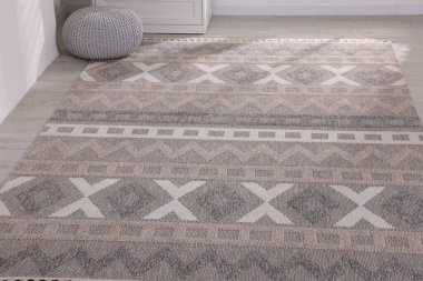 Havalı yumuşak halı, yerde desenler var.