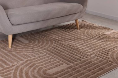 Havalı yumuşak halı, yerde desenler var.